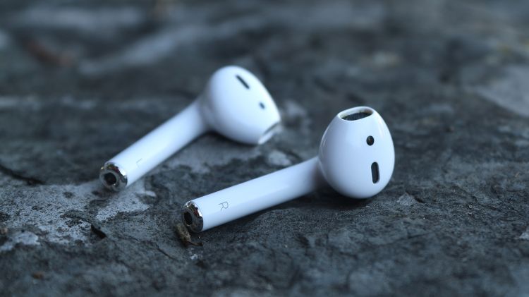 microphone on Airpods not working
